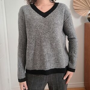 JIL SANDER NAVY BLACK AND WHITE WOOL AND LAMBSWOOL VNECK TEXTURED KNIT SWEATER